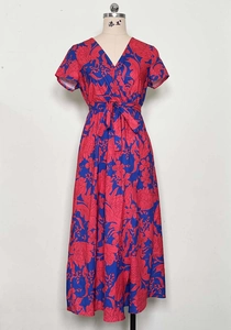 Detailed V-neck and high waist tie belt of this floral print long summer dress