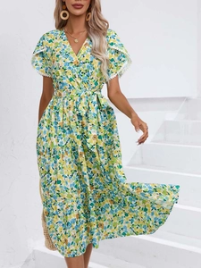Détail de robe florale avec col en V, manches à volants et texture de jupe à volants