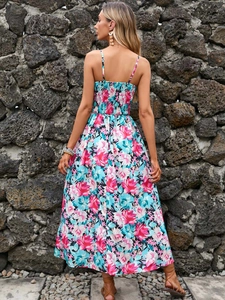 Détail d'une robe longue fleurie bohème avec dos élastique smocké et fines bretelles