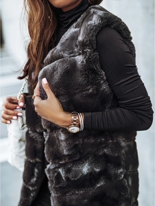 Gros plan sur le gilet long en fausse fourrure gris foncé avec une texture épaisse