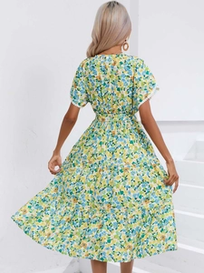 Vue arrière d'une robe d'été fleurie avec bordure en dentelle et jupe à étages