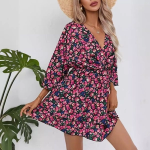 Robe d'été courte pour femme à motif floral avec col en V et manches trois-quarts chic