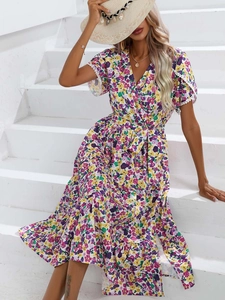 Détail d'une robe d'été à fleurs avec col en V et bordure en dentelle blanche aux manches