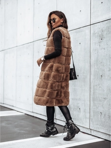 Détail d'un long gilet en fausse fourrure marron avec couches horizontales sur mannequin