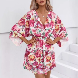 Robe courte fleurie pour femme avec col en V et manches cloches évasées