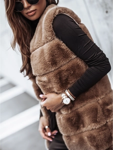 Gros plan d'un gilet en fausse fourrure marron avec coutures horizontales et tissu pelucheux