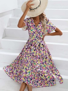 Détail de la robe midi fleurie à col en V avec manches en dentelle et jupe à volants