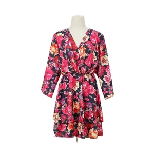 Robe longue fleurie à col en V avec manches longues et jupe à plusieurs niveaux