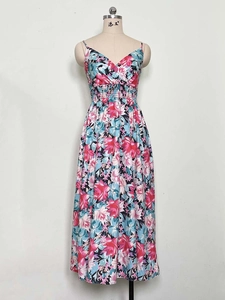 Détail de l'imprimé fleuri rouge et bleu sur une robe longue d'été à taille élastique