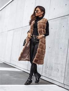 Détail de la texture d'un gilet en fausse fourrure marron avec coutures horizontales