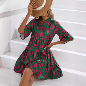 Robe d'été courte à col en V avec motifs géométriques vert et rose et volants