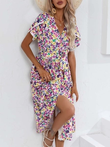 Détail de robe longue fleurie avec col en V, manches en dentelle et fente latérale