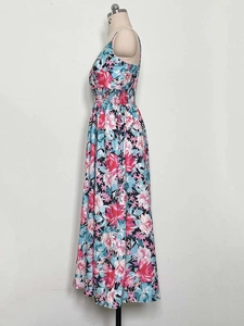Détail de la taille smockée et de l'imprimé floral tropical sur une robe d'été