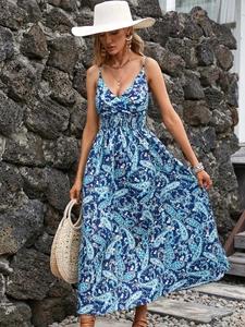Détail d'une robe longue d'été bleue à motif paisley avec col en V et taille haute