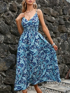 Détail de robe longue bohème imprimé paisley bleu avec col en V et taille élastique