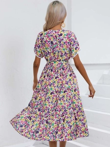 Détail de robe à fleurs avec dentelle blanche aux manches et cordon à la taille