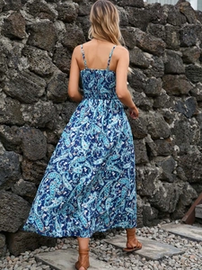 Détail de la robe longue bohème avec imprimé paisley et dos smocké élastique ajusté