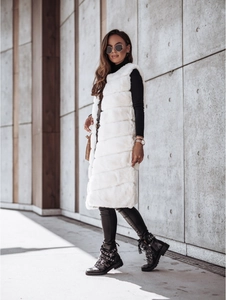 Détail de la veste en fausse fourrure blanche avec texture de coutures horizontales