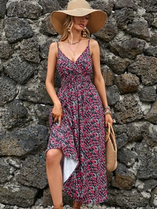 Détail de la robe d'été à imprimé léopard fleuri avec taille élastique froncée