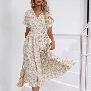 Robe d'été fleurie à col en V avec manches volantées et taille à cordon crème et orange