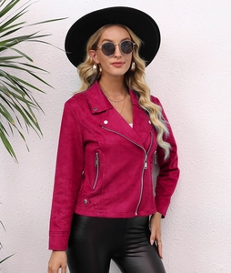 Detailansicht der fuchsiafarbenen Wildlederimitat-Jacke mit Metallreißverschlüssen