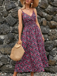Détail de robe d'été fleurie bleu marine avec col en V, fines bretelles et taille haute