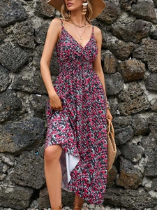 Détail d'une robe d'été fleurie à col en V avec de fines bretelles sur fond noir élégant