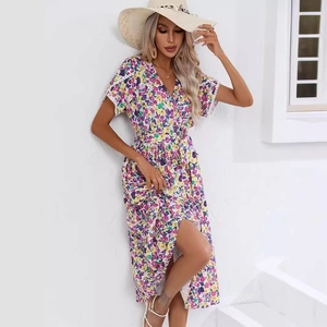 Robe à fleurs col en V avec manches en dentelle et fente latérale pour l'été