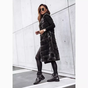 Gilet chic en fausse fourrure gris foncé avec coutures horizontales pour un look urbain