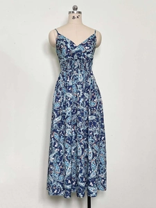 Détail de la taille smockée et imprimé paisley sur robe longue bleu marine à col V