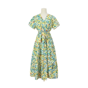 Robe midi fleurie avec col en V, manches courtes et ceinture nouée sur fond blanc