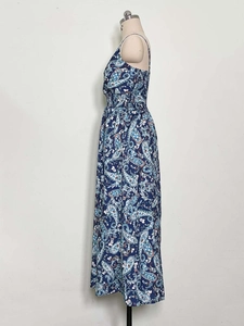 Détail d'une robe longue d'été à imprimé paisley avec taille smockée et col en V