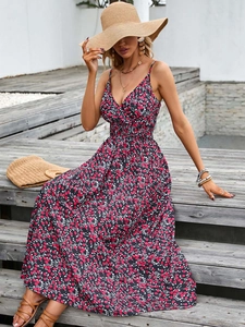 Détail des plis à la taille sur robe bohème fleurie à col en V pour l'été en plein air