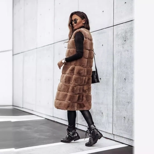 Gilet long pour femme en fausse fourrure marron avec design à panneaux étagés