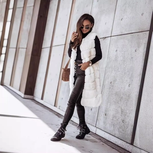 Gilet long en fausse fourrure blanche pour femme avec leggings noirs et bottines