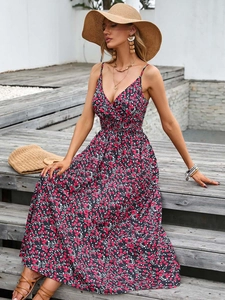 Détails de la robe longue fleurie bleu marine avec col en V et taille froncée