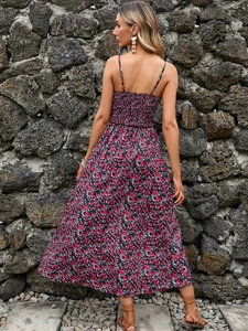 Détail du dos smocké et des bretelles réglables d'une robe d'été à imprimé floral