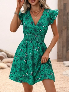 Détail du col en V et manche à volant sur robe d'été fleurie verte avec marguerite