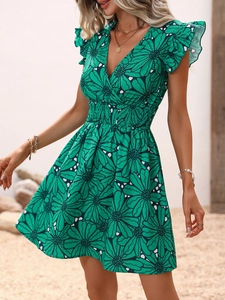Détails de la robe verte à fleurs avec col en V, manches volantées et taille élastique