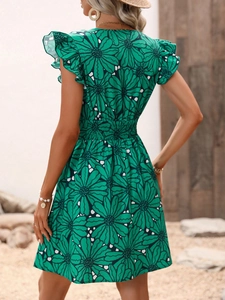 Vue détaillée du dos d'une robe d'été à fleurs vertes avec ourlet à volants et taille ajustée