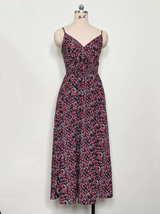 Détail de robe d'été à fleurs rouges avec col en V et taille élastique plissée