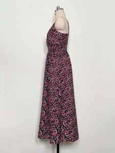 Détail de l'imprimé floral rouge et blanc sur une robe longue noire avec taille élastique