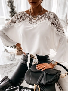 Detailansicht der Vintage-Spitzennähte an einer weißen Chiffonbluse mit langen Glockenärmeln