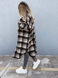 Vista street style della camicia lunga a quadri oversize con spaccchi laterali e bottoni