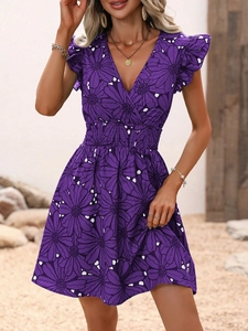Détail du col en V et de la taille smockée sur la robe violette à fleurs sans manches
