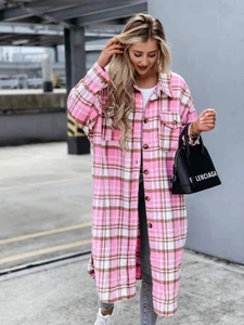 Dettaglio della trama della giacca a camicia a quadri rosa con doppie tasche sul petto