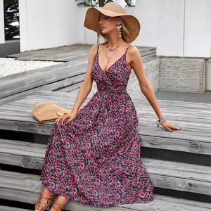 Robe longue d'été à fleurs avec col en V, fines bretelles et taille élastique ajustée