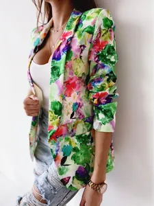 Dettaglio ravvicinato del blazer con stampa floreale vivace e motivi ad acquerello