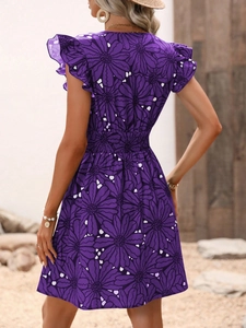 Détails des manches à volants et taille smockée sur une robe violette à fleurs marguerites