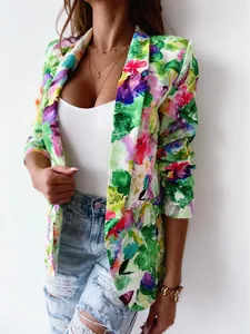 Dettaglio del blazer moderno con stampa floreale vivace e taglio sartoriale sagomato